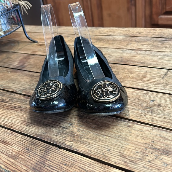 TORY BURCH Black Patent Leather Ballet Flats with Gold Logo sz 6.5 - Picture 3 of 12